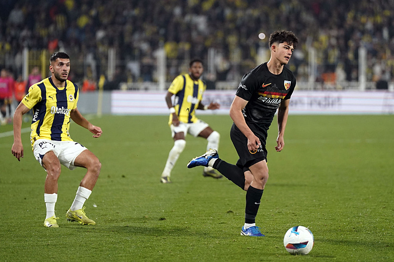 Fenerbahçeli yıldıza Süper Lig’den dev talip! Transferde yer yerinden oynayacak