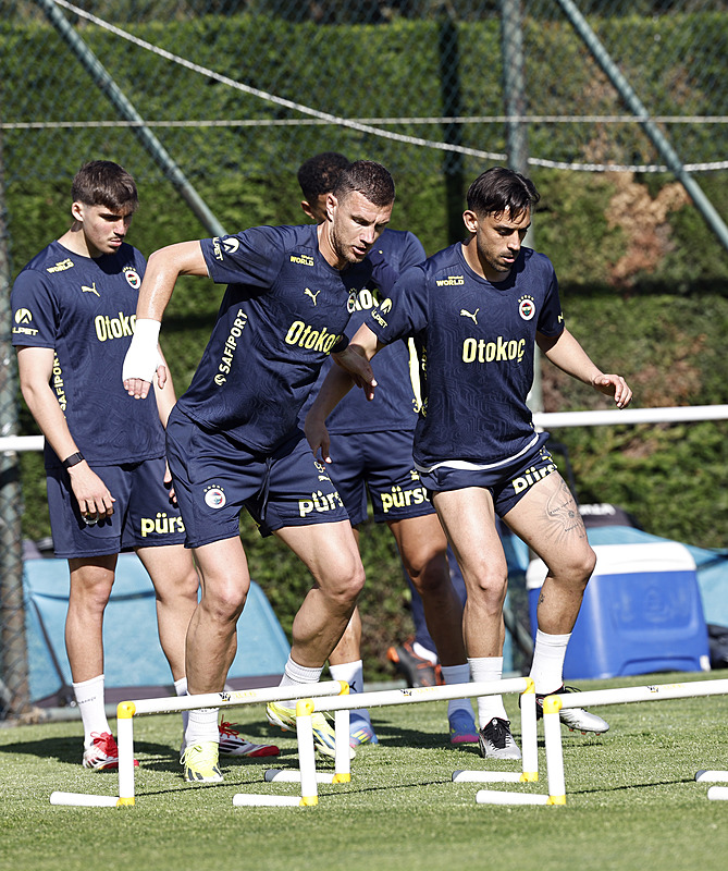 Fenerbahçeli yıldıza Süper Lig’den dev talip! Transferde yer yerinden oynayacak
