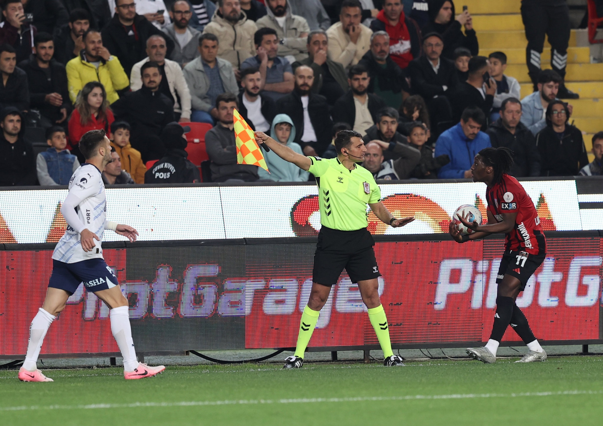 FENERBAHÇE HABERİ: Edin Dzeko’nun pozisyonu penaltı mı? Ahmet Çakar son noktayı koydu