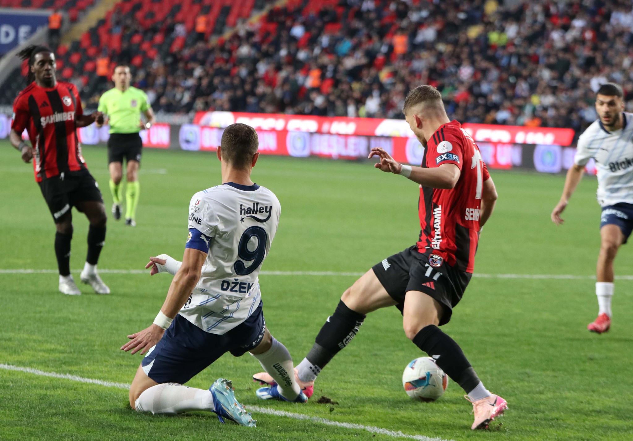 FENERBAHÇE HABERİ: Edin Dzeko’nun pozisyonu penaltı mı? Ahmet Çakar son noktayı koydu