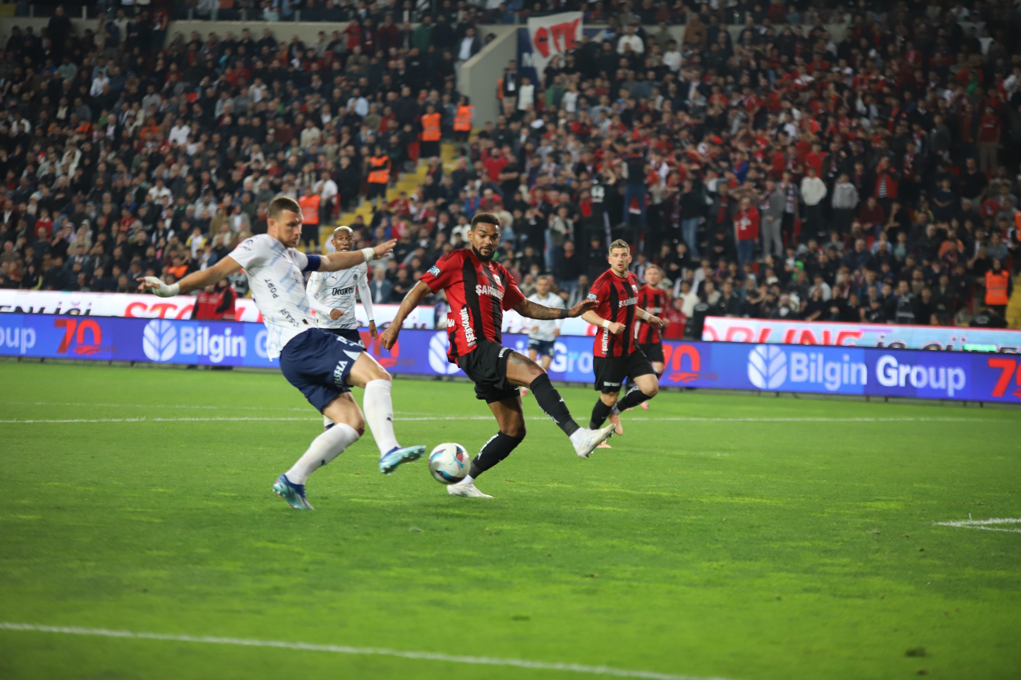 FENERBAHÇE HABERİ: Edin Dzeko’nun pozisyonu penaltı mı? Ahmet Çakar son noktayı koydu