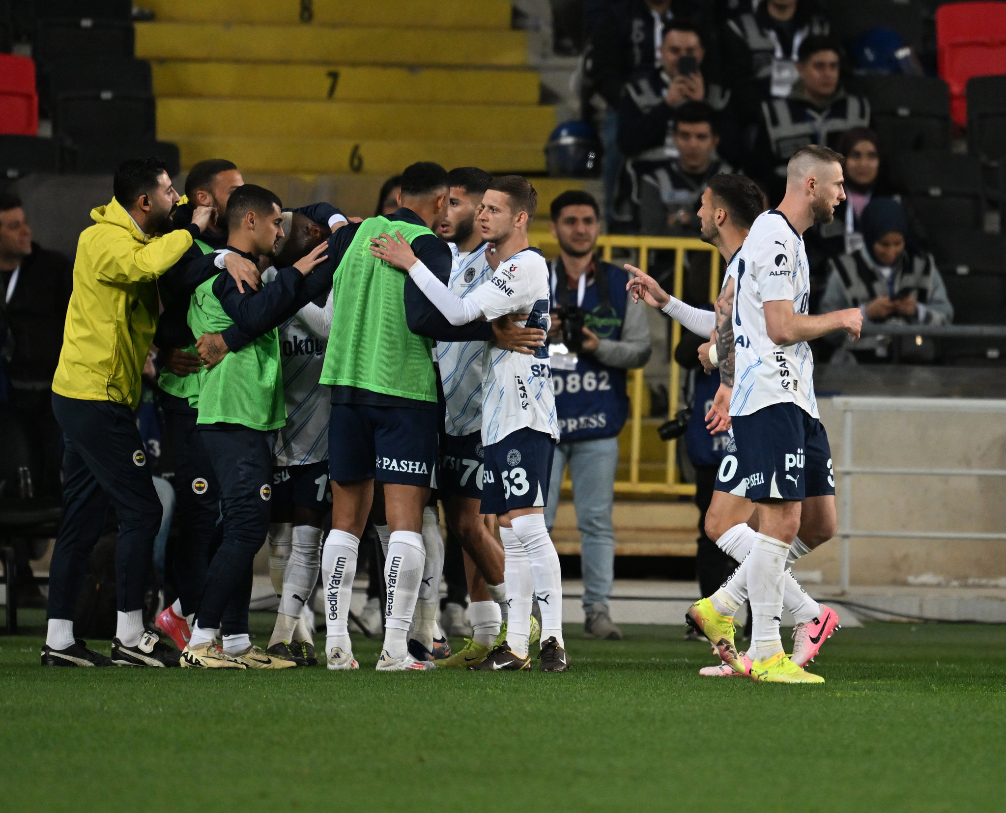 FENERBAHÇE HABERLERİ: Mourinho’dan talimat! ’3 yıldızı derbiye yetiştirin’