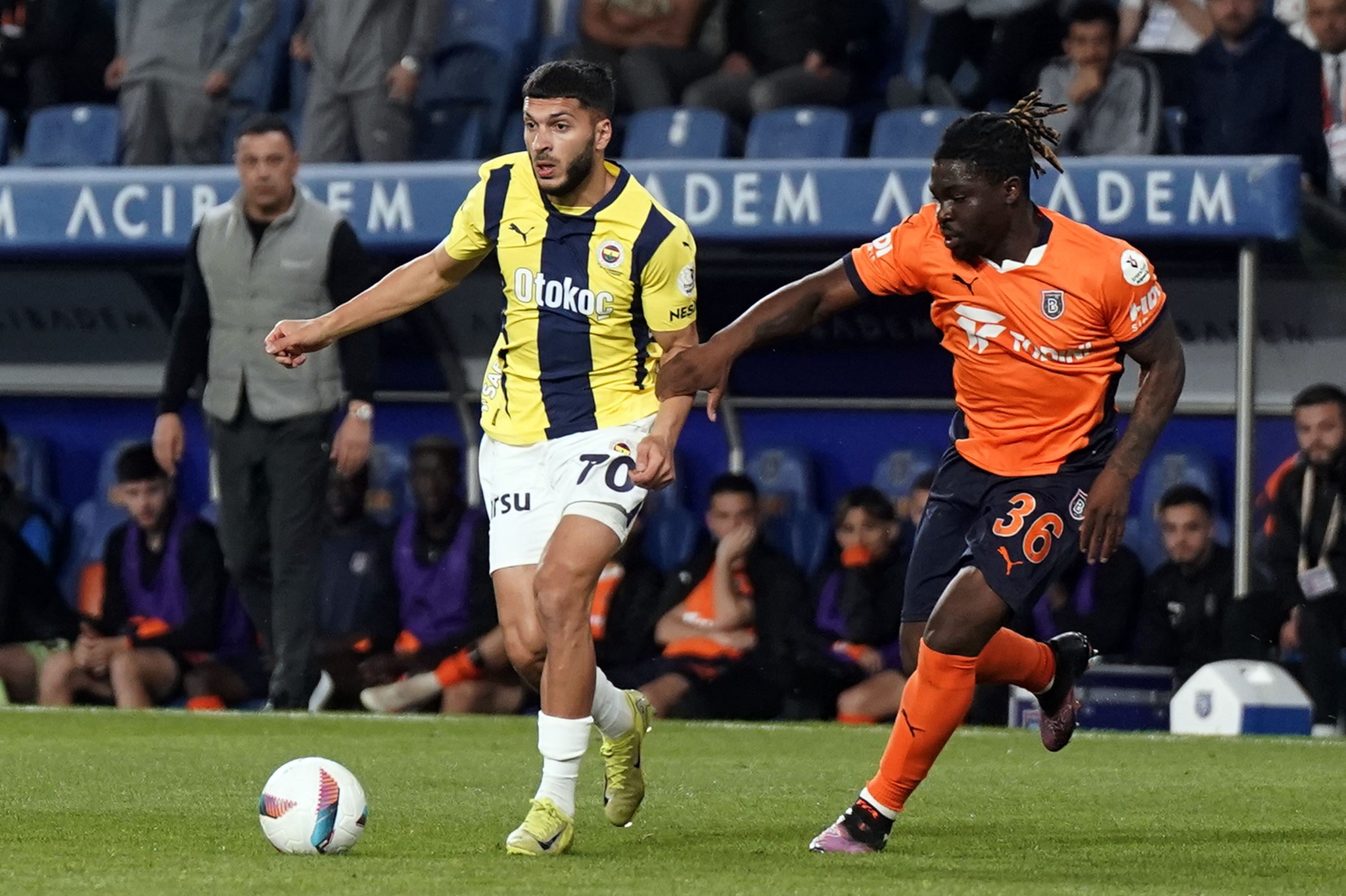 TRANSFER HABERİ: Fenerbahçe’de yeni sezonun ilk vedası! 4 yıllık anlaşma sağladı