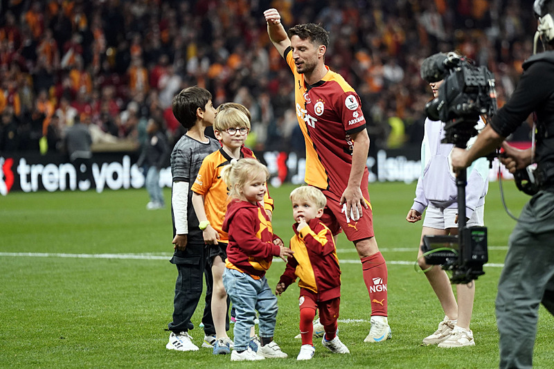 GALATASARAY HABERİ: Dries Mertens’ten emeklilik açıklaması! Futbolu bırakacak mı?