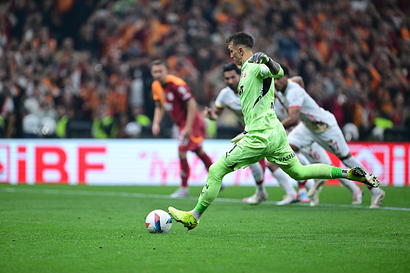 TRANSFER HABERİ: Galatasaray’dan Fenerbahçe’ye şampiyonluk sonrası dev çalım!