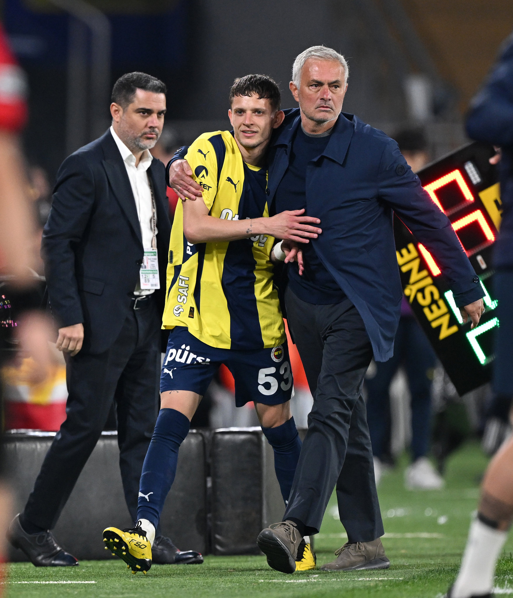 Fenerbahçe’de ortalık karıştı! Szymanski formasını değiştirdi