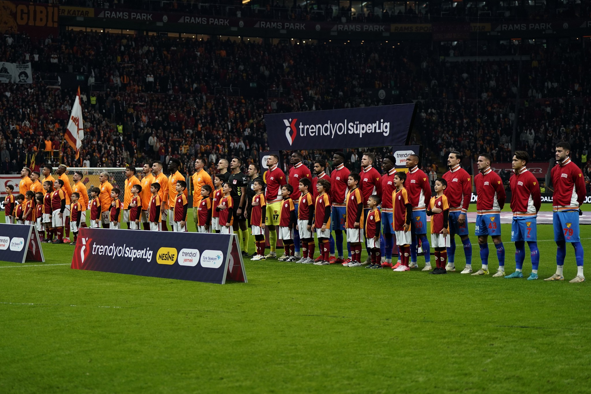 Şampiyon Galatasaray İzmir’de sahne alıyor! İşte Okan Buruk’un Göztepe maçı 11’i