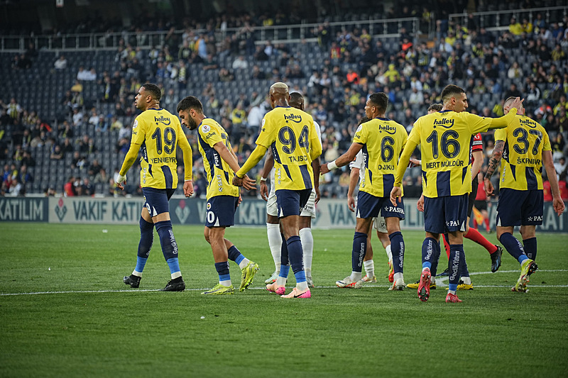 TRANSFER HABERİ: Fenerbahçeli futbolcu için resmi açıklama!