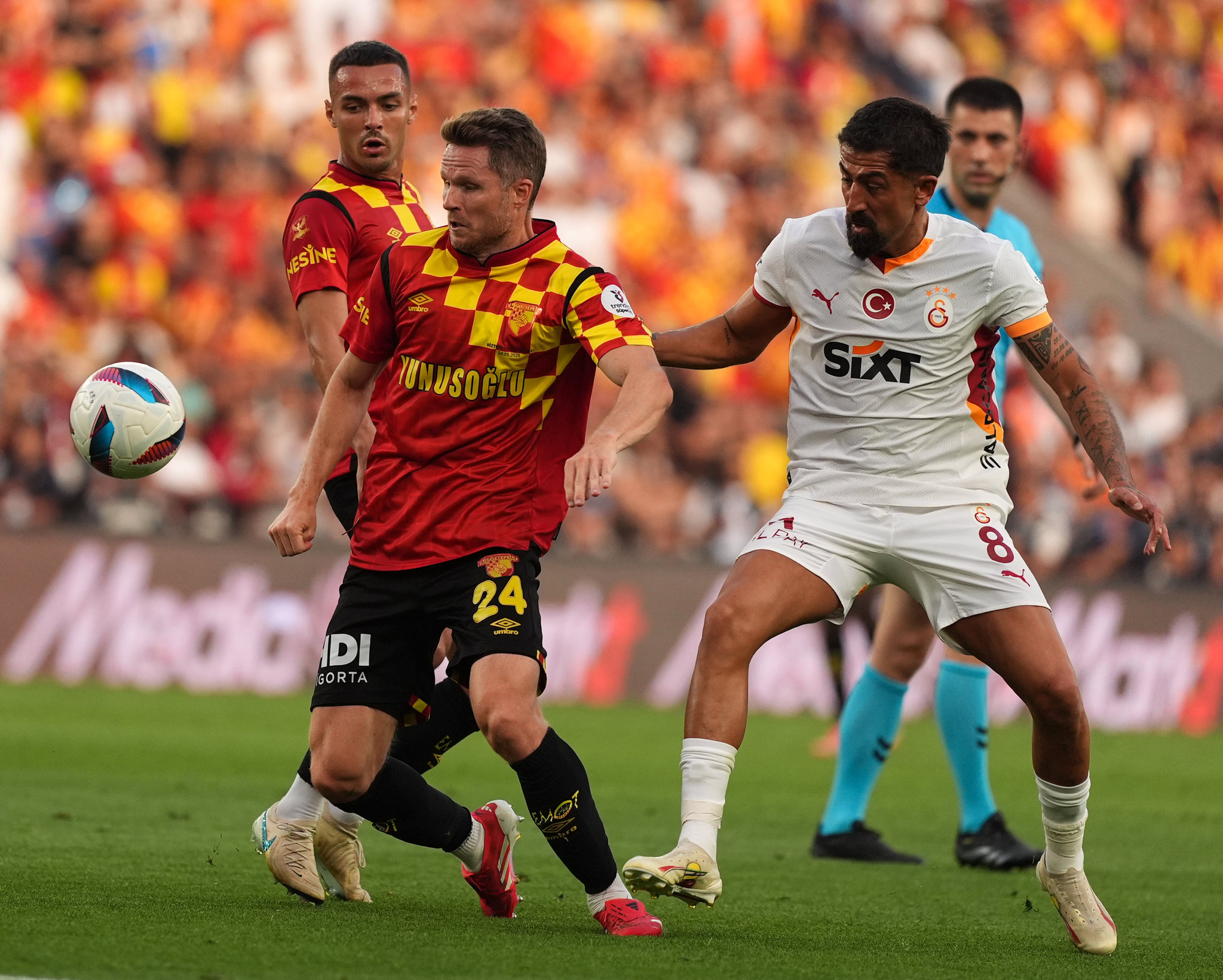 Galatasaray’da 2 ayrılık birden! Okan Buruk onları kadroda düşünmüyor