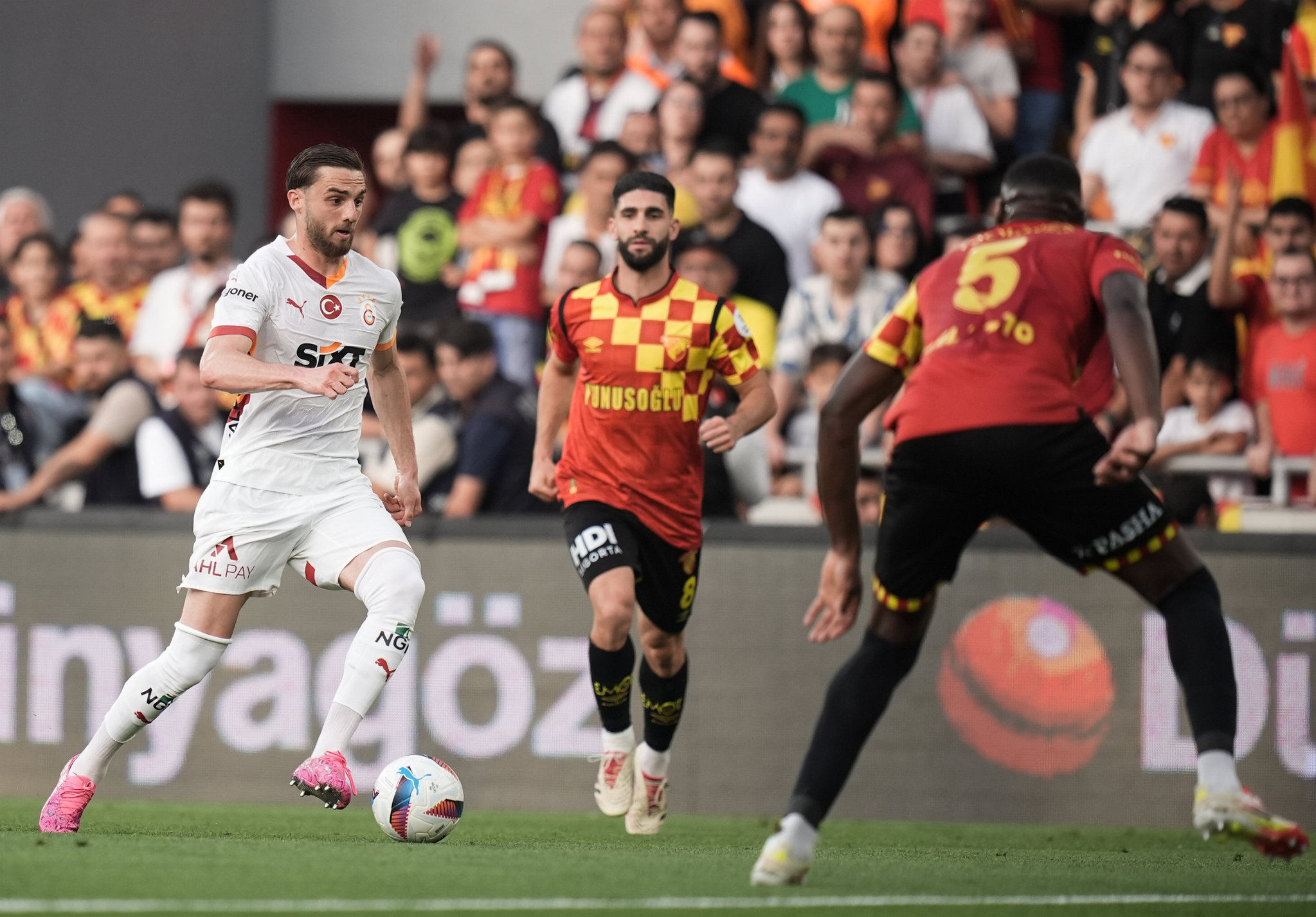 Galatasaray’da 2 ayrılık birden! Okan Buruk onları kadroda düşünmüyor