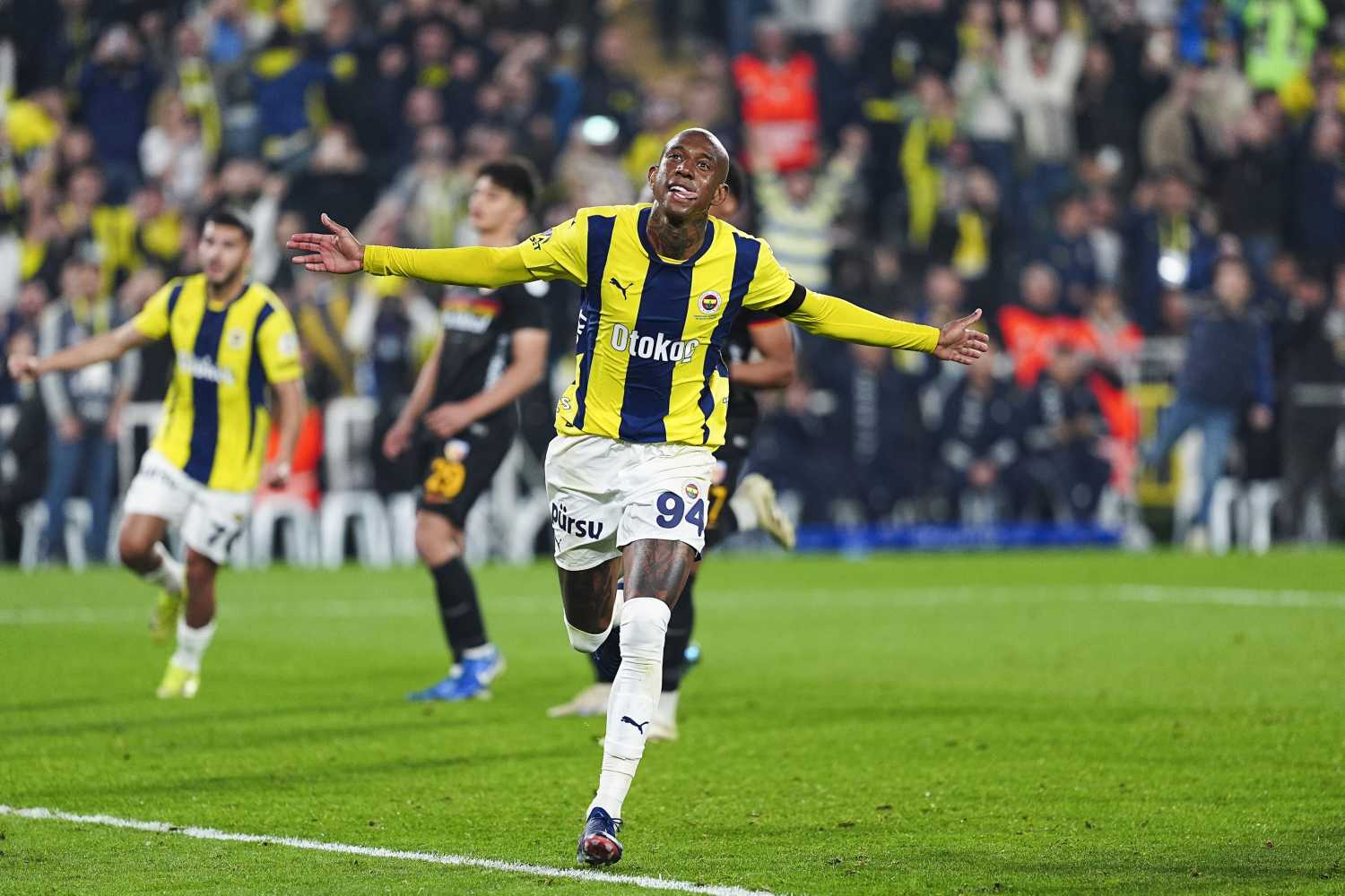 TRANSFER HABERİ: Fenerbahçe’nin yıldızına teklif | Yeni adresi...