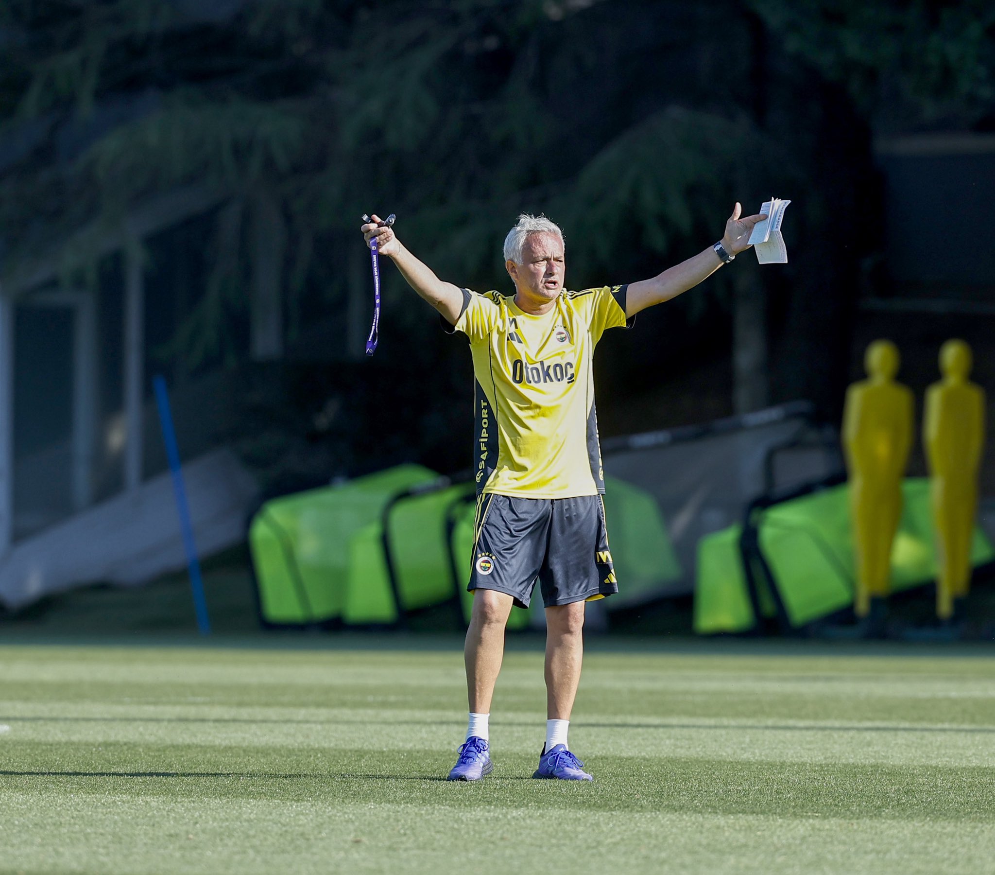 Fenerbahçe ilk hazırlık maçına çıkıyor! Jhon Duran forma giyecek mi?