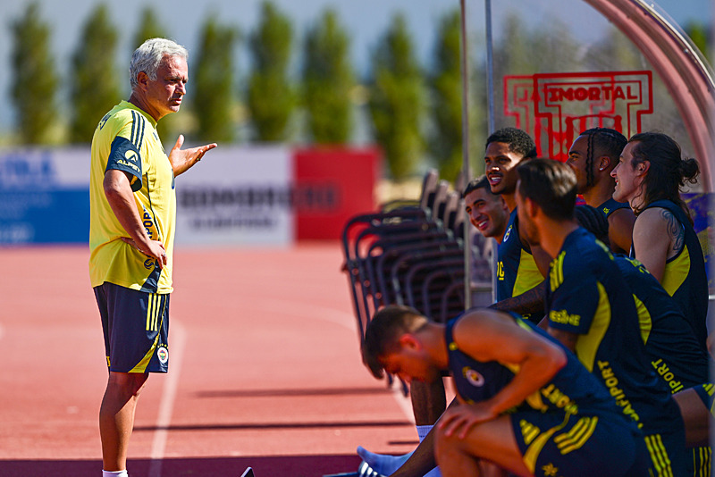 Fenerbahçe’de 6 futbolcuyla yollar ayrılacak! İşte o isimler