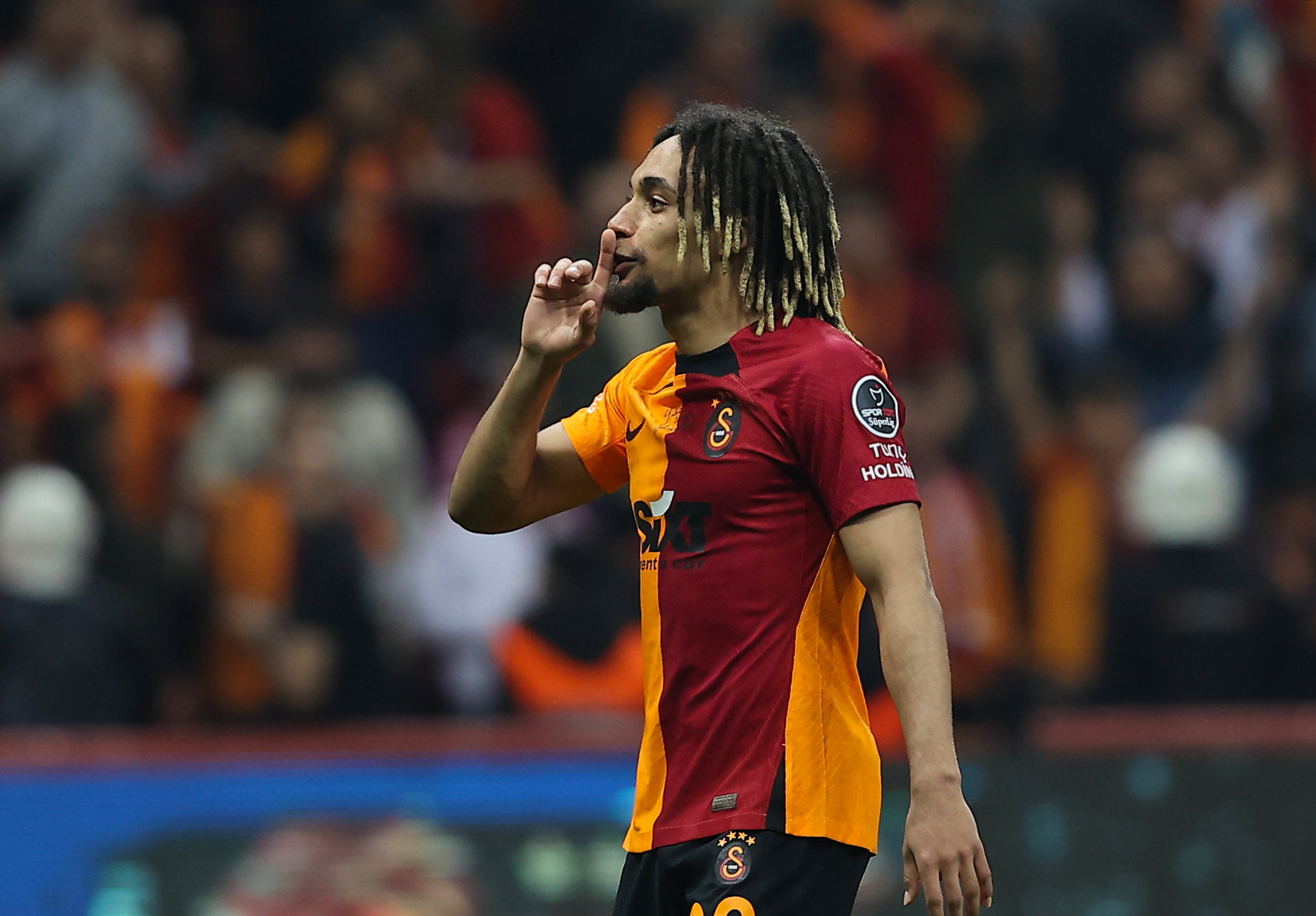 TRANSFER HABERİ: Fenerbahçe’den eski Galatasaraylı’ya kanca!