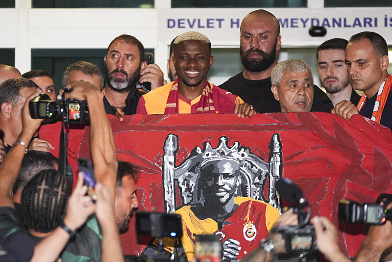 Galatasaray’ın Osimhen transferi spor dünyasını sarstı! İşte o haberler