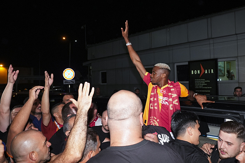 Galatasaray’ın Osimhen transferi spor dünyasını sarstı! İşte o haberler