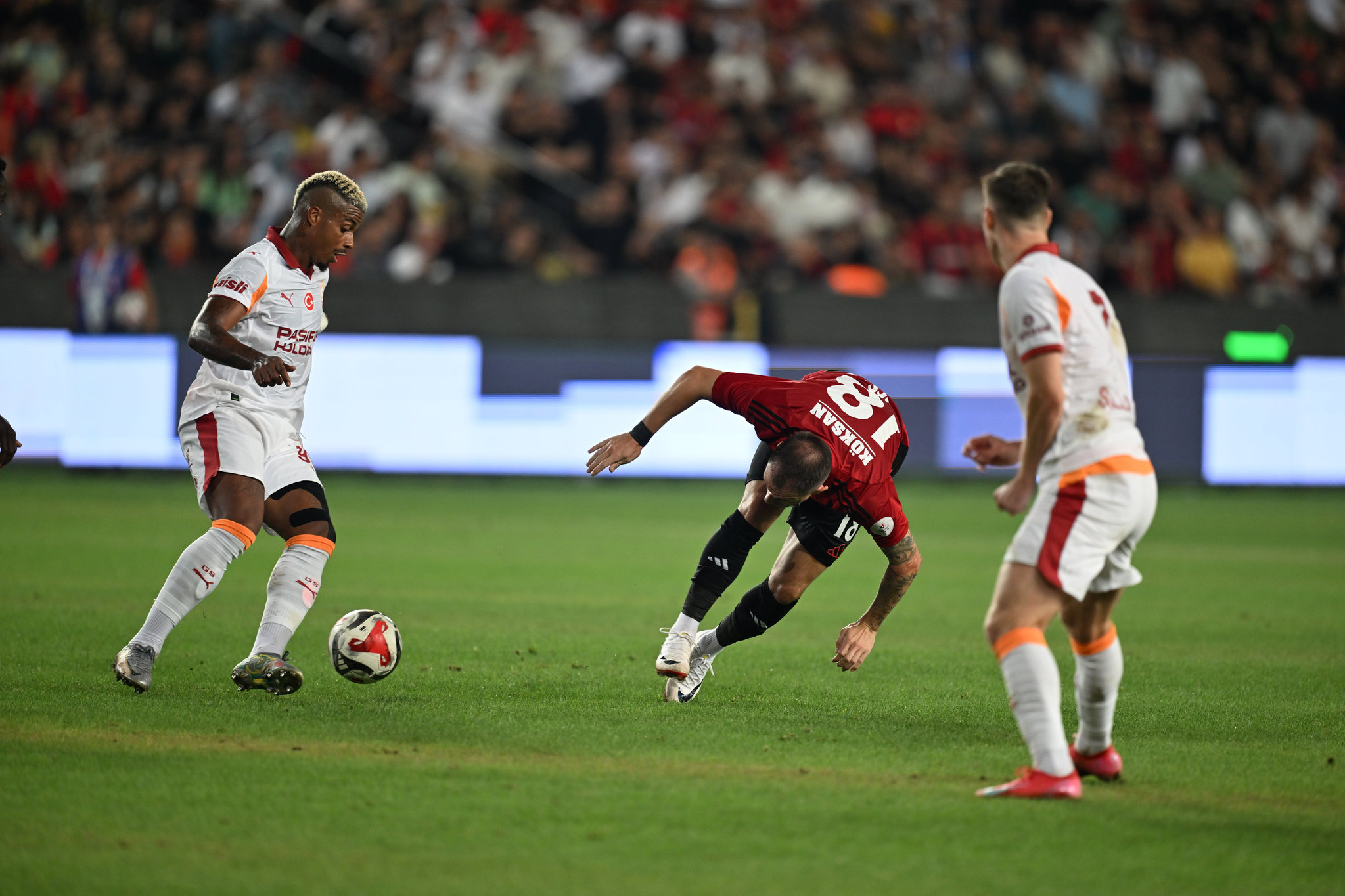 Galatasaray’ın kazandığı penaltılar doğru mu? Ahmet Çakar yorumladı!