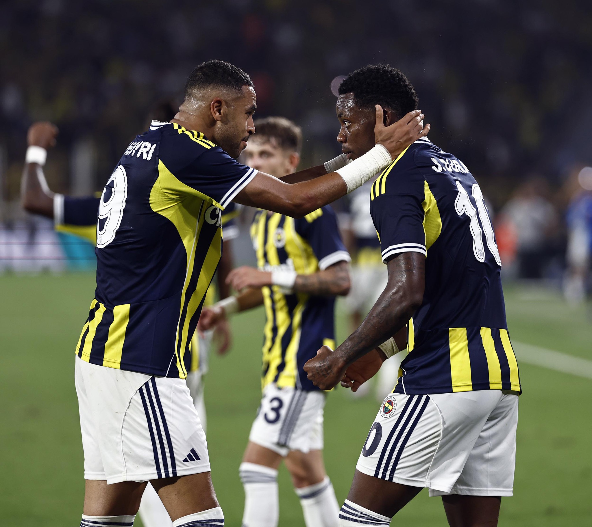 Fenerbahçe’nin yeni transferi Jhon Duran’dan! Yıldız ismi ikna etti