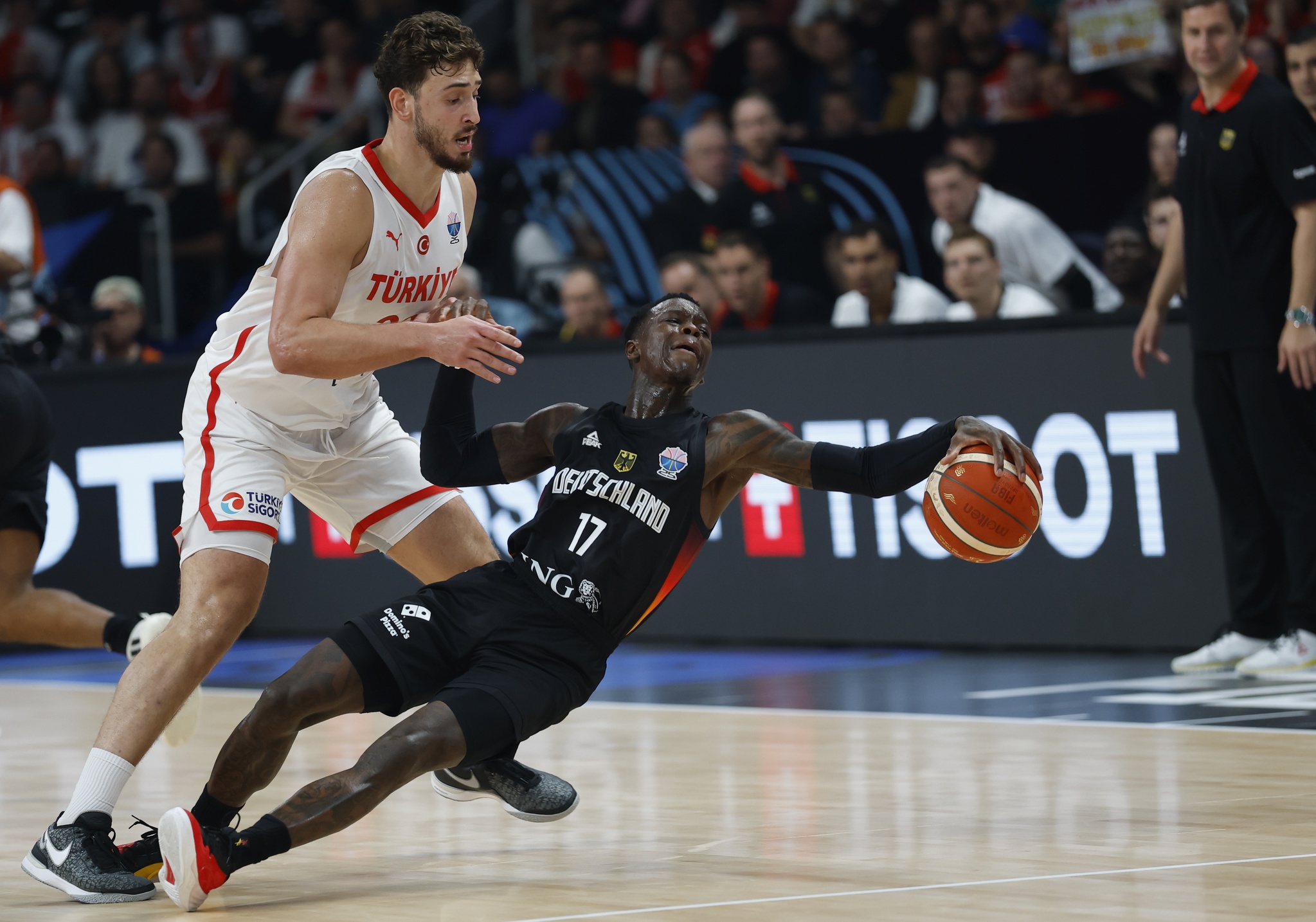 Antetokounmpo ve Schröder çizmeyi aştı! Türk bayrağı....
