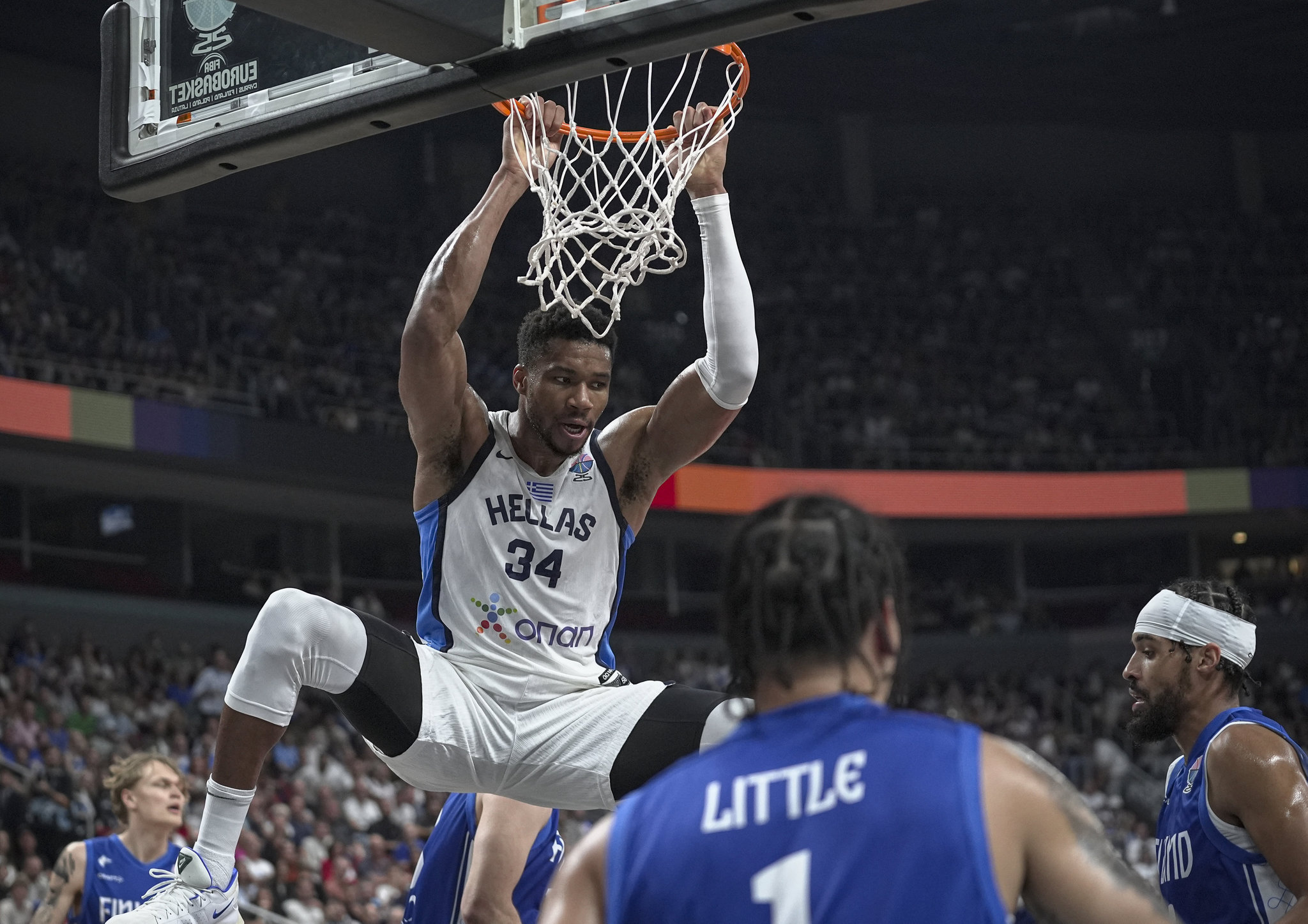 Antetokounmpo ve Schröder çizmeyi aştı! Türk bayrağı....