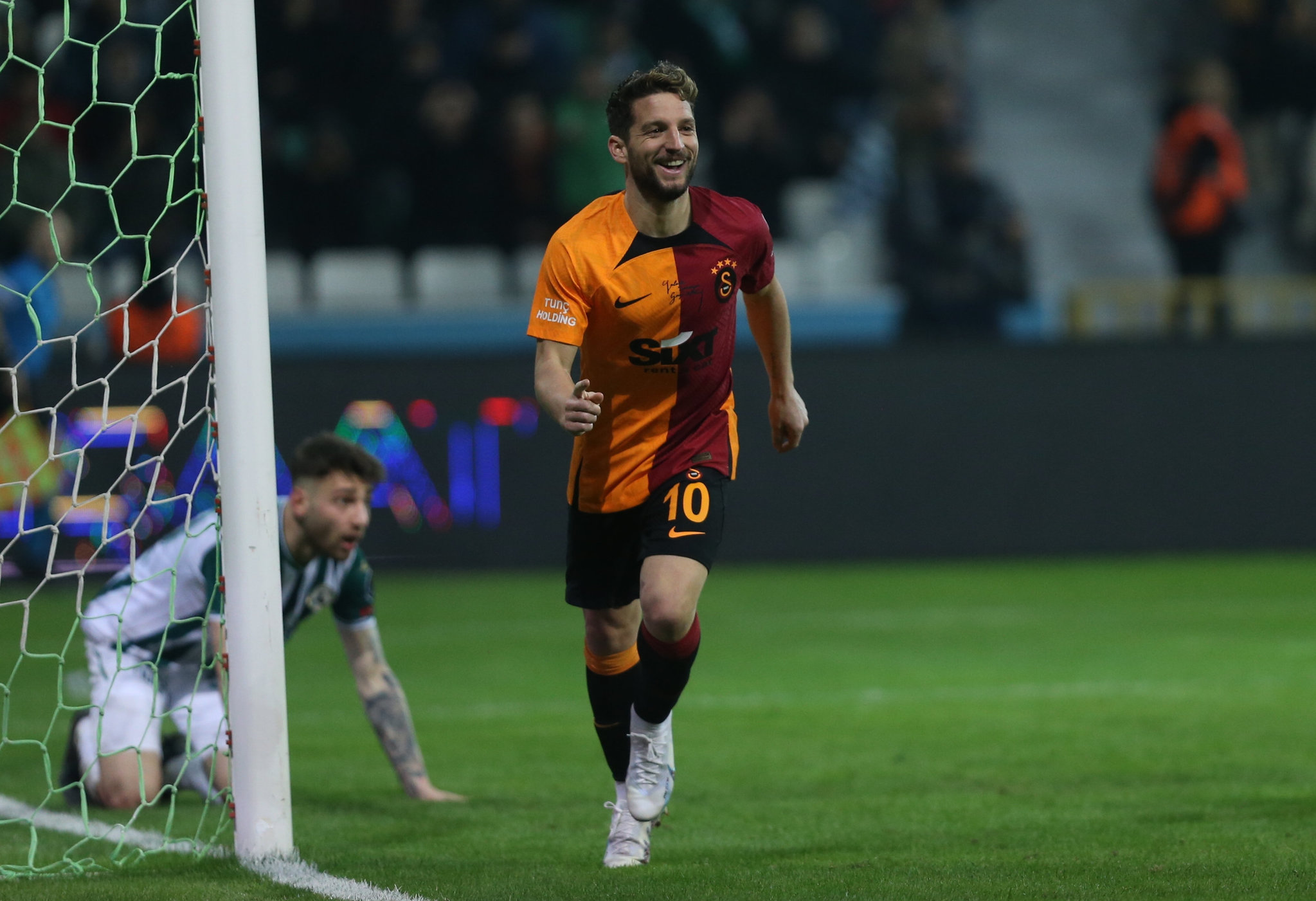 GALATASARAY HABERLERİ: Mertens öve öve bitirememişti! 4 golle maça damga vurdu