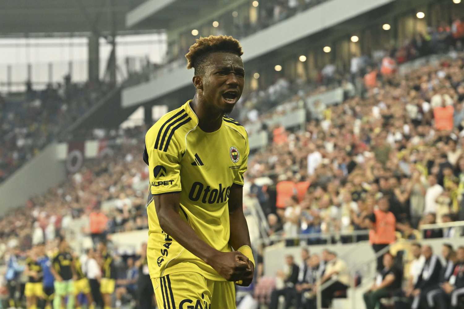 Fenerbahçe’de 11 yıl sonra bir ilk! Yeni transfer rekor kırdı