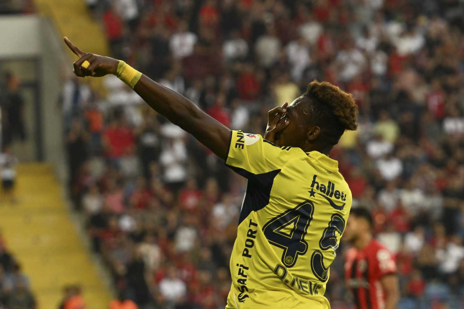 Fenerbahçe’de 11 yıl sonra bir ilk! Yeni transfer rekor kırdı