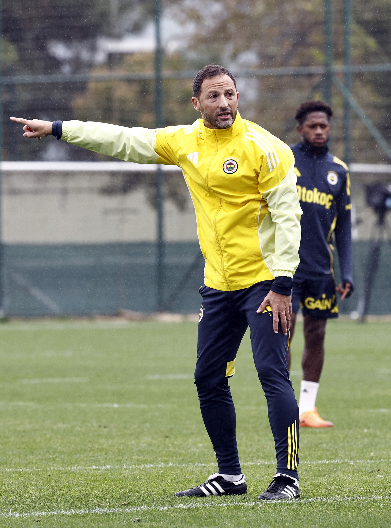 TRANSFER HABERİ: Fenerbahçe’den orta saha bombası! 2 yıldızdan 1’i imza atacak