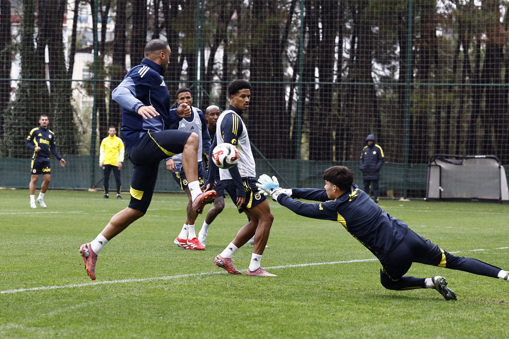 TRANSFER HABERİ: Fenerbahçe’den orta saha bombası! 2 yıldızdan 1’i imza atacak