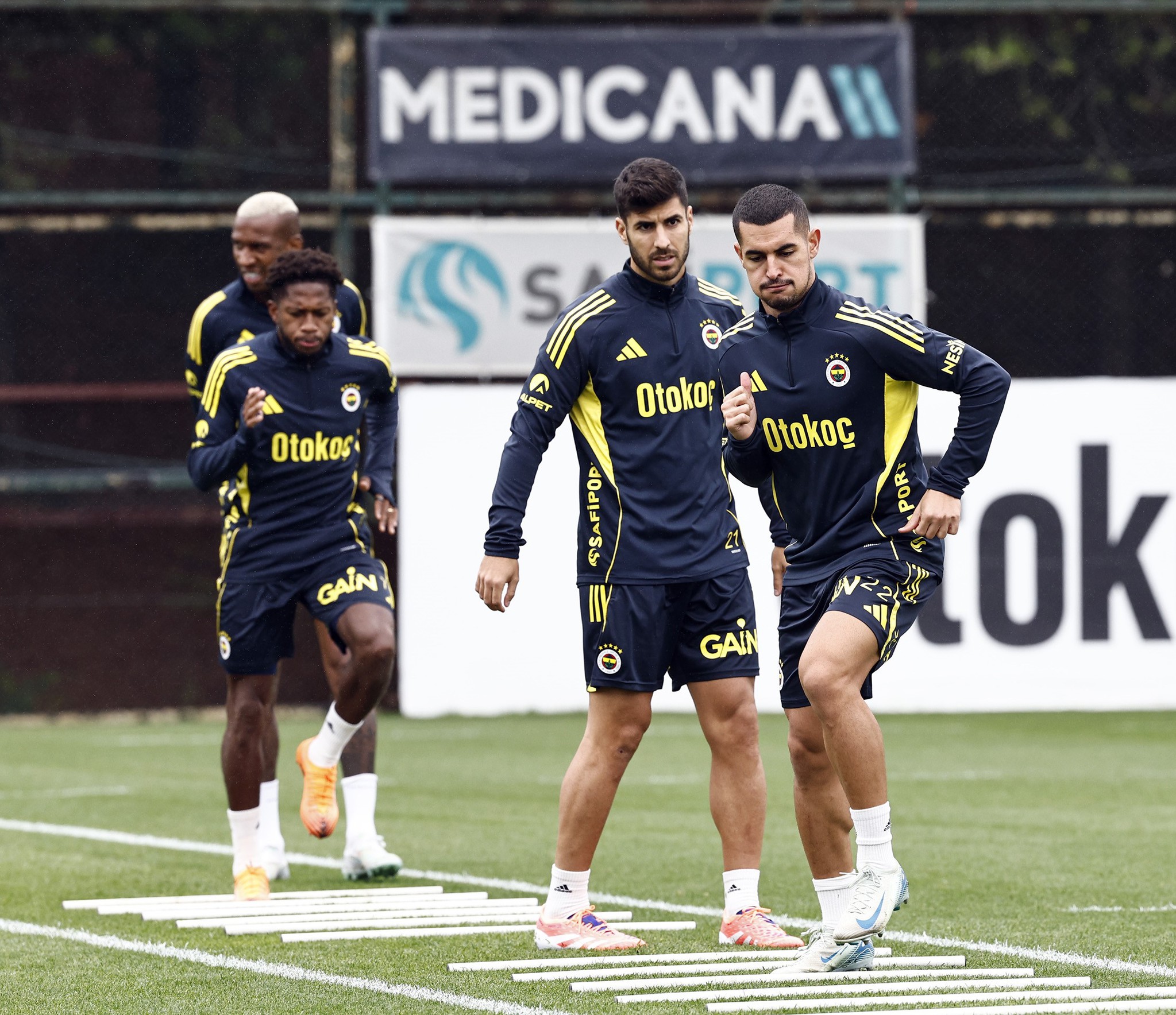 TRANSFER HABERİ: Fenerbahçe’den orta saha bombası! 2 yıldızdan 1’i imza atacak