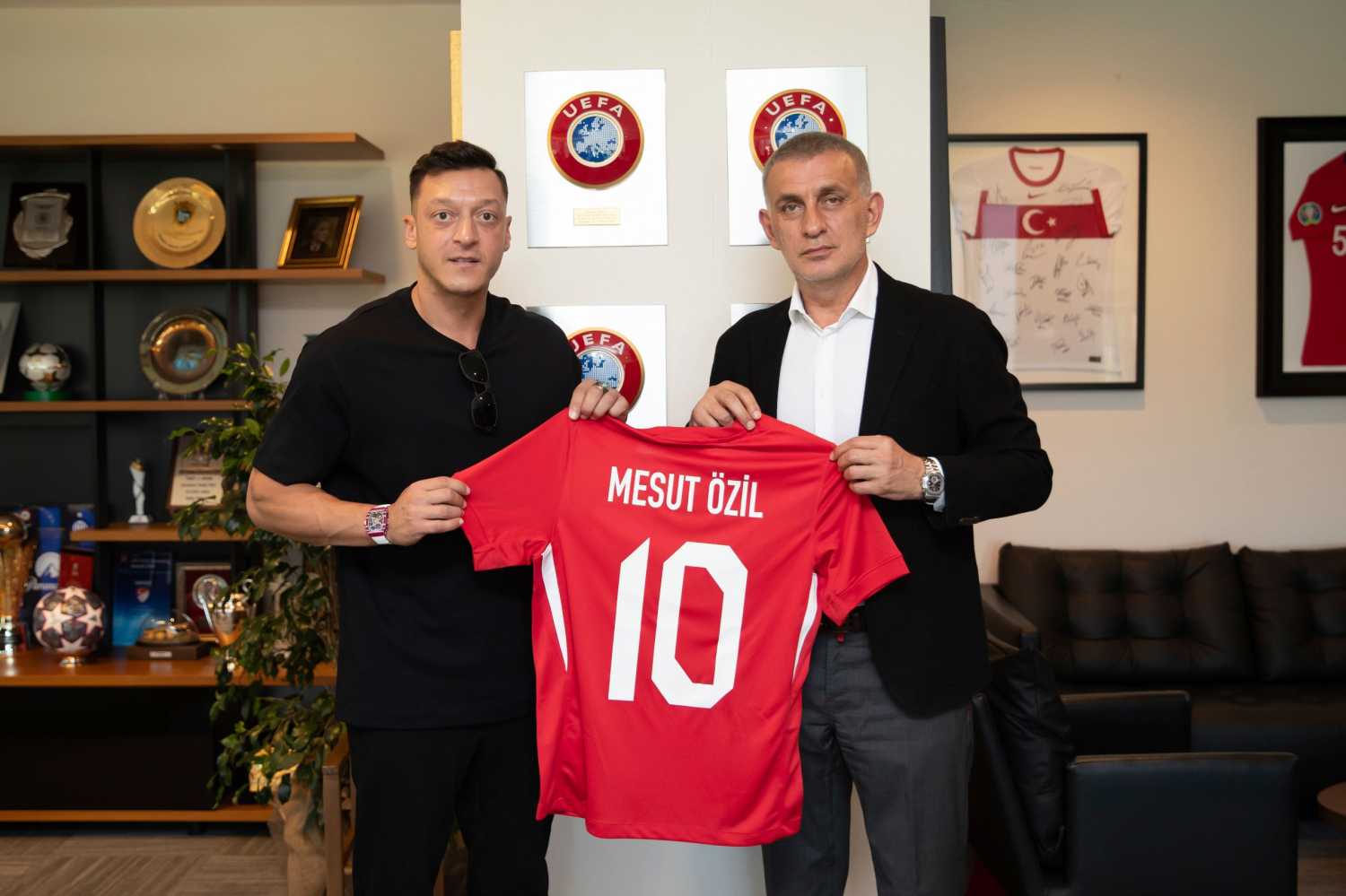 Fenerbahçe’de Mesut Özil sesleri! Yönetim...