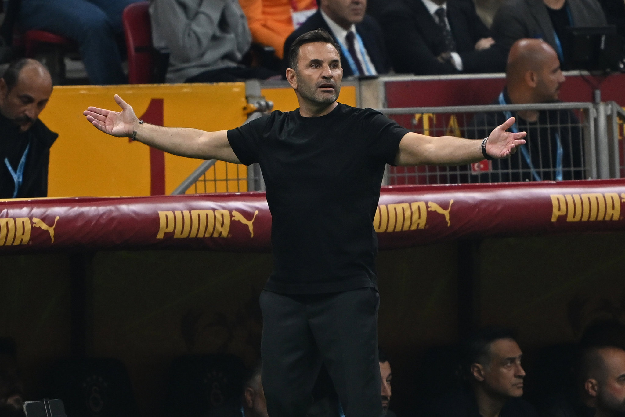 Galatasaray’da Okan Buruk’a zam! Oyuncuyla aynı maaşı alacak