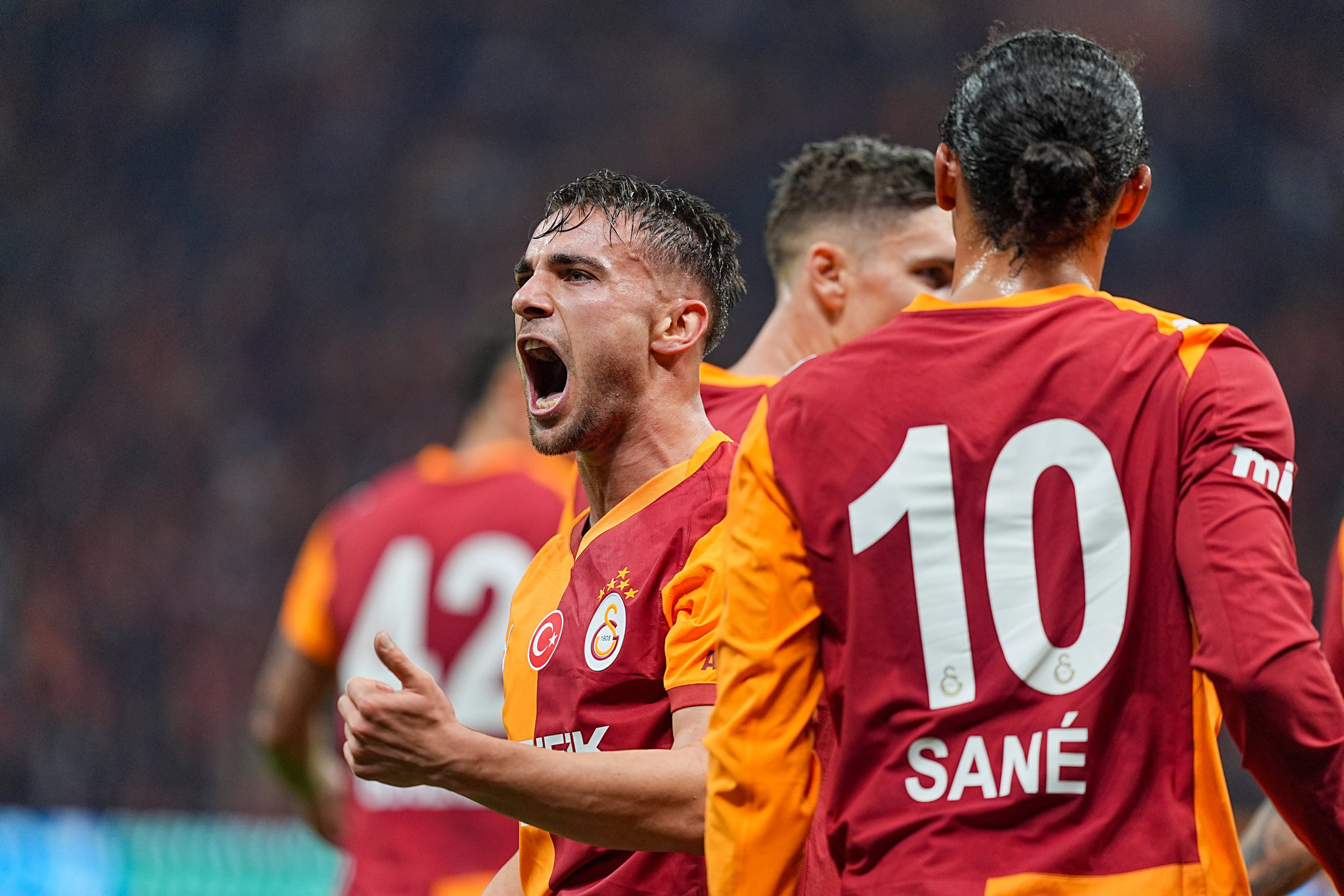 GALATASARAY HABERİ: Okan Buruk’tan derbi öncesi flaş hamle! Futbolcularla görüştü ve...