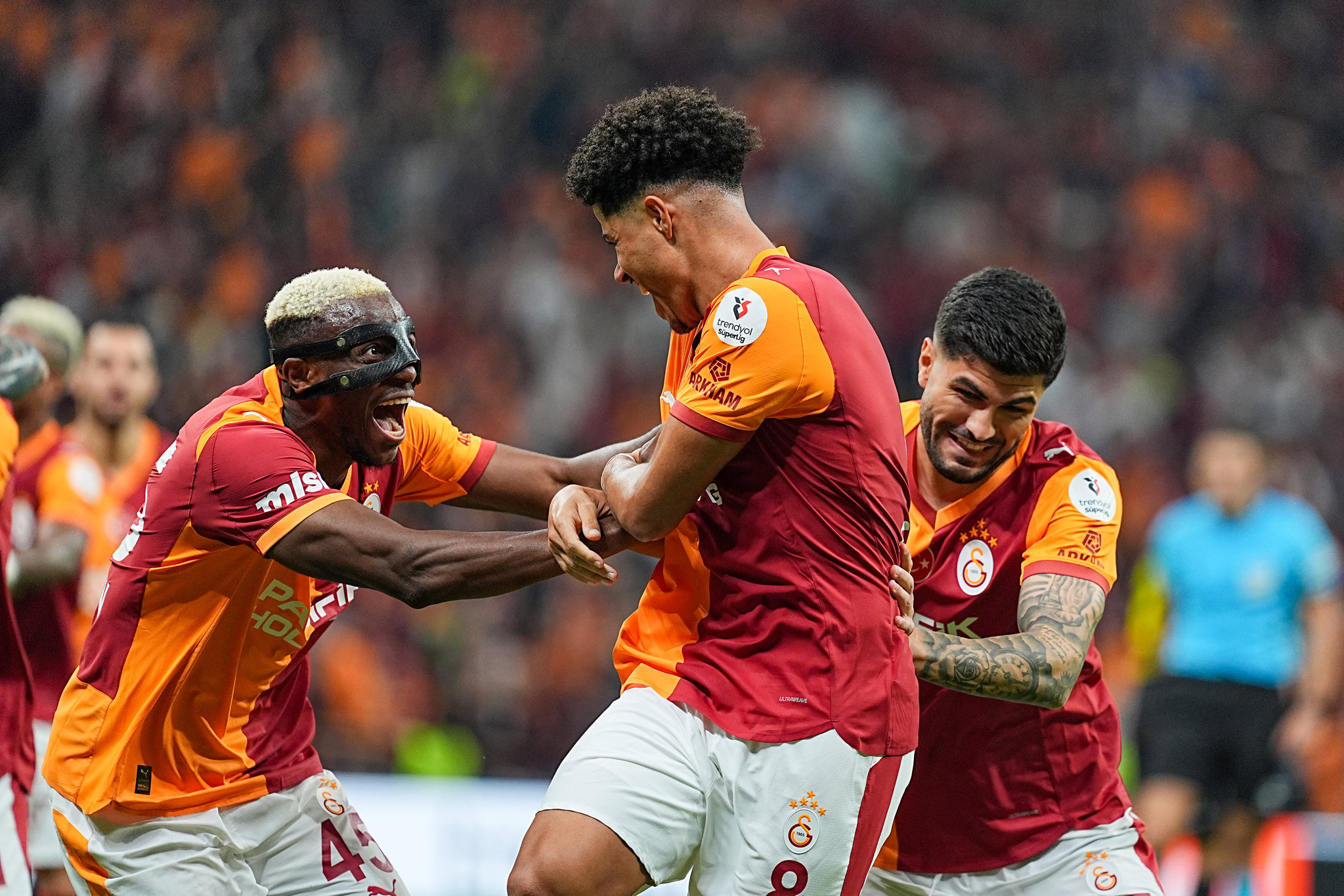 GALATASARAY HABERİ: Okan Buruk’tan derbi öncesi flaş hamle! Futbolcularla görüştü ve...