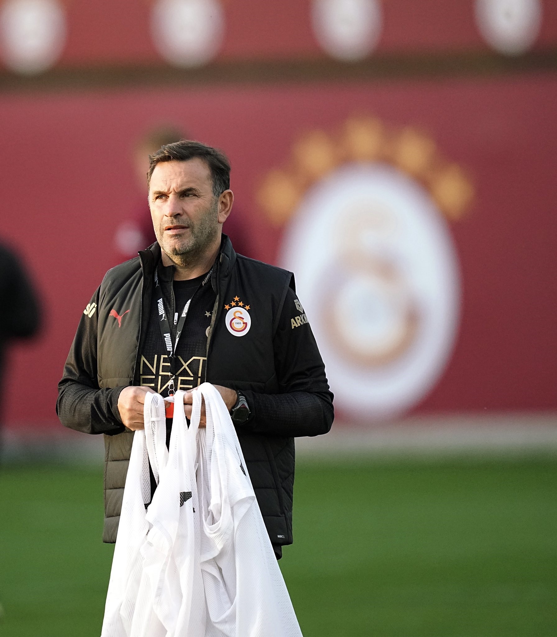 GALATASARAY HABERİ: Okan Buruk’tan derbi öncesi flaş hamle! Futbolcularla görüştü ve...
