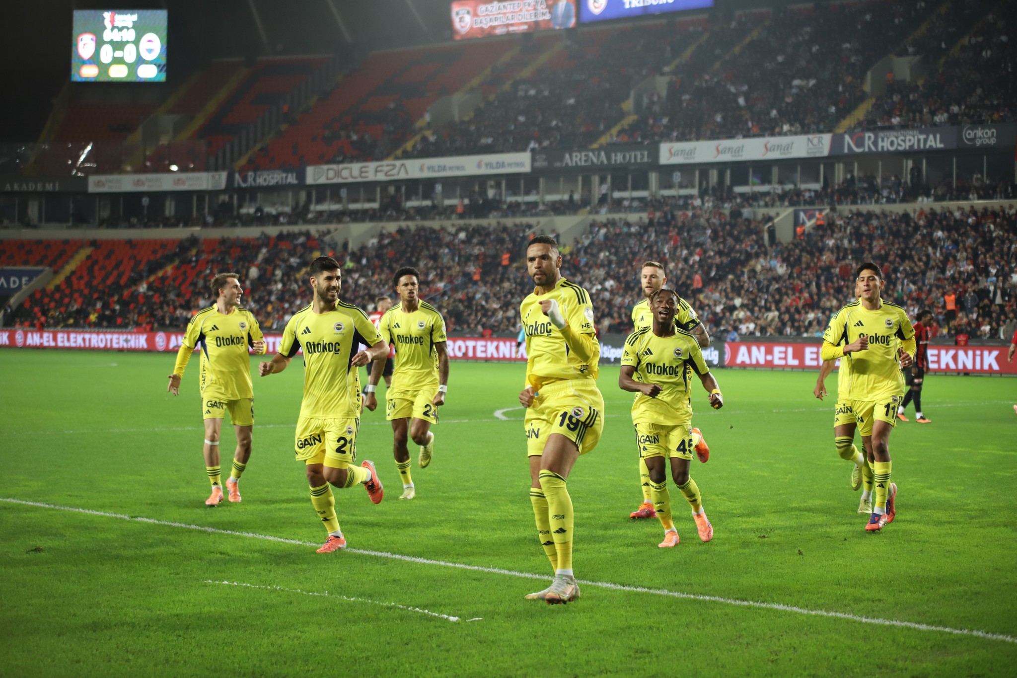 TRANSFER HABERİ: Fenerbahçe’de flaş ayrılık gelişmesi! Teklifleri değerlendirmeye aldı