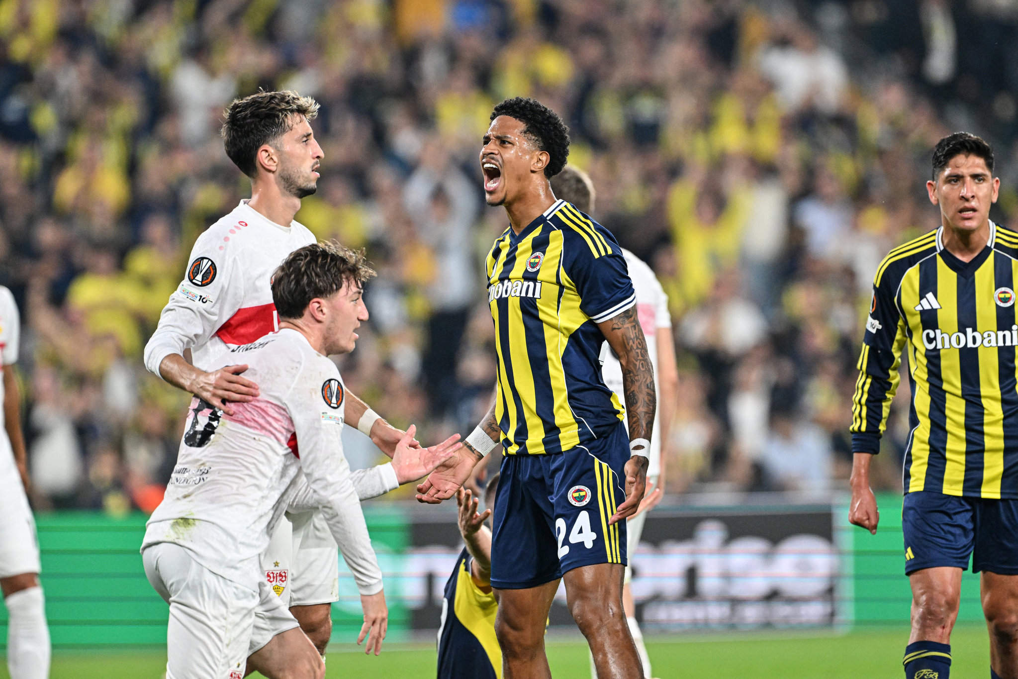 TRANSFER HABERİ: Fenerbahçe’de yaprak dökümü! 3 isim ile yollar ayrılacak