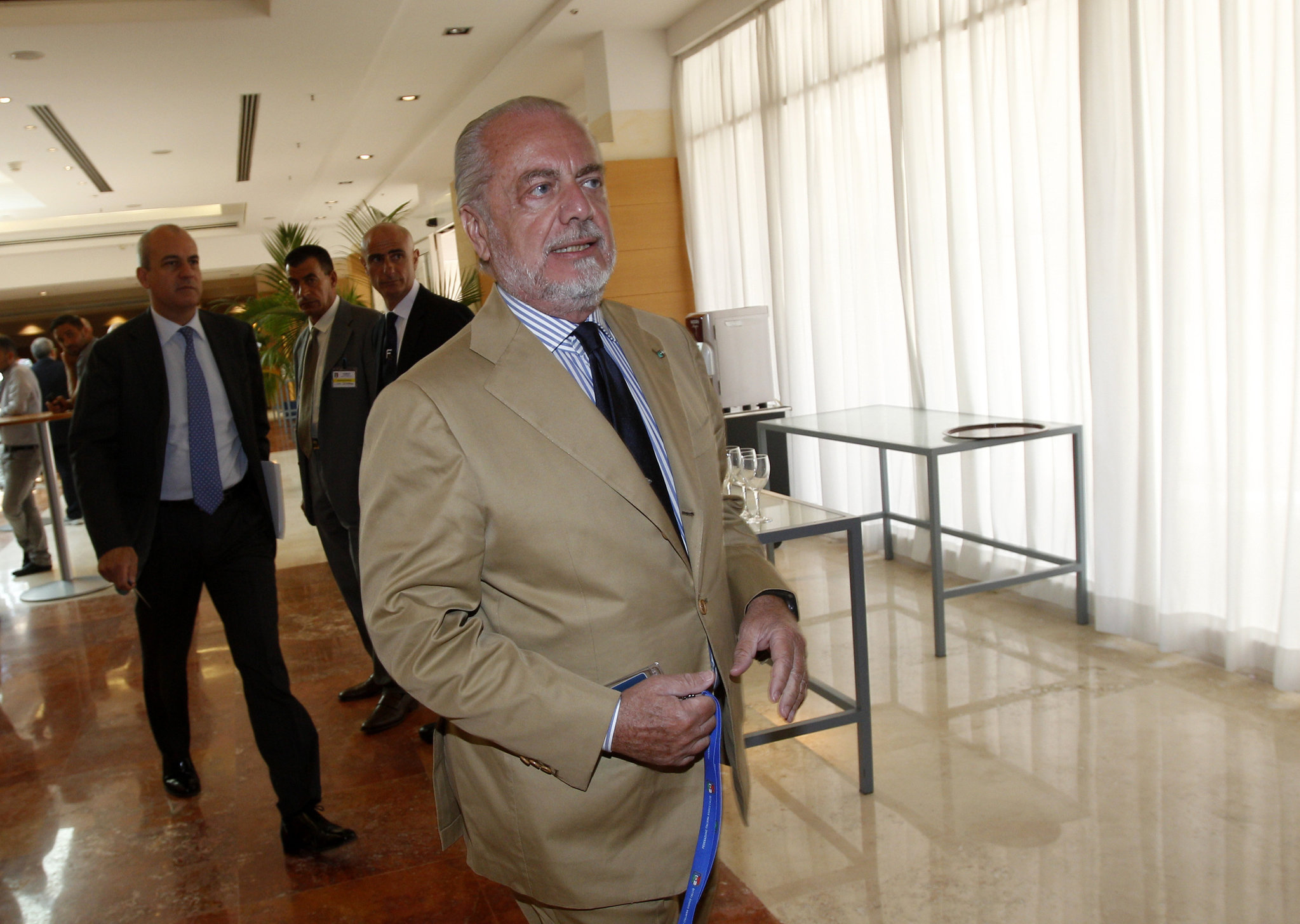 Osimhen transferi davalık oldu! De Laurentiis hakim karşısına çıkacak