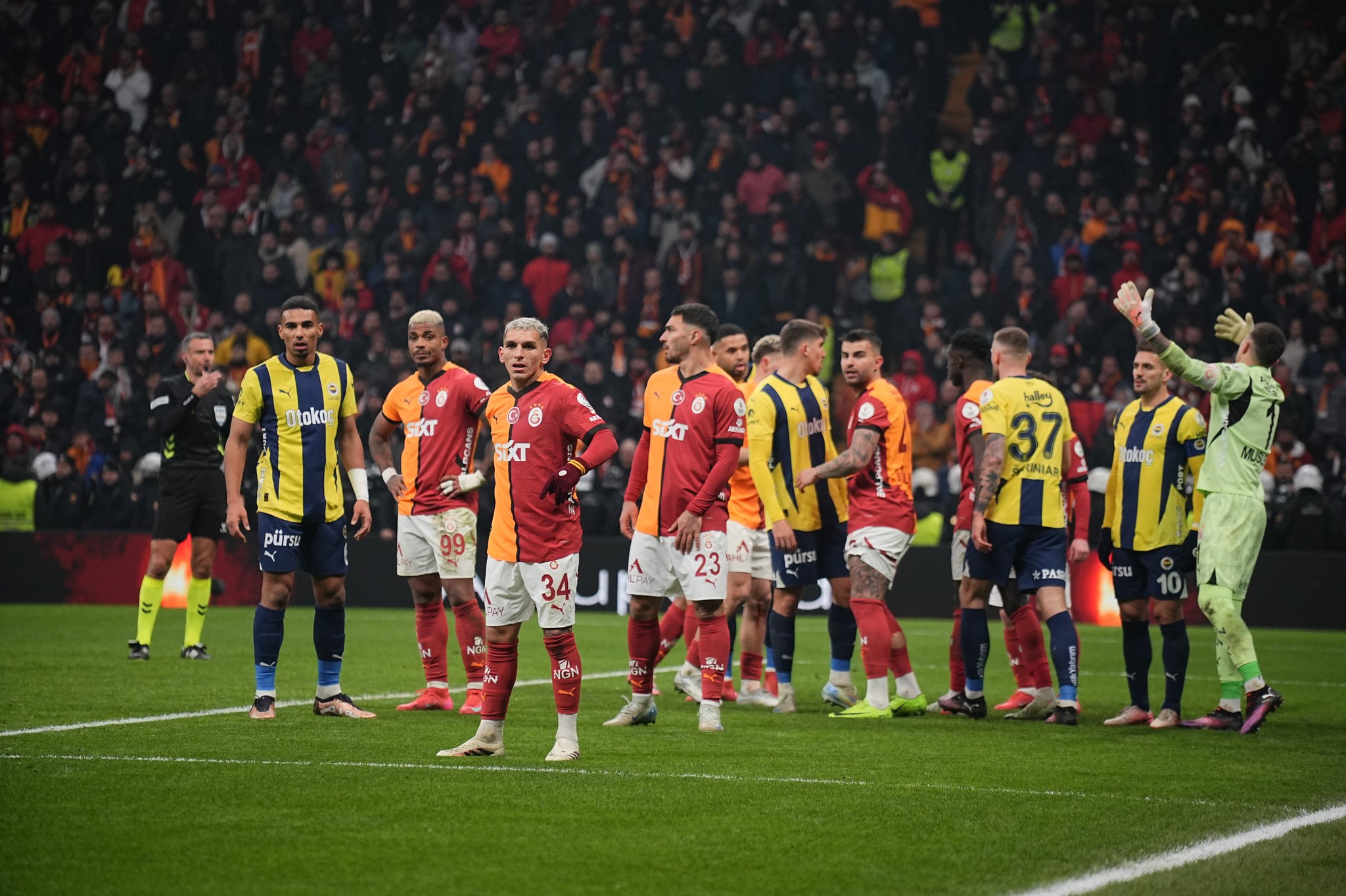 Fenerbahçe ve Galatasaray için tehlike çanları! O isimler oynamayabilir