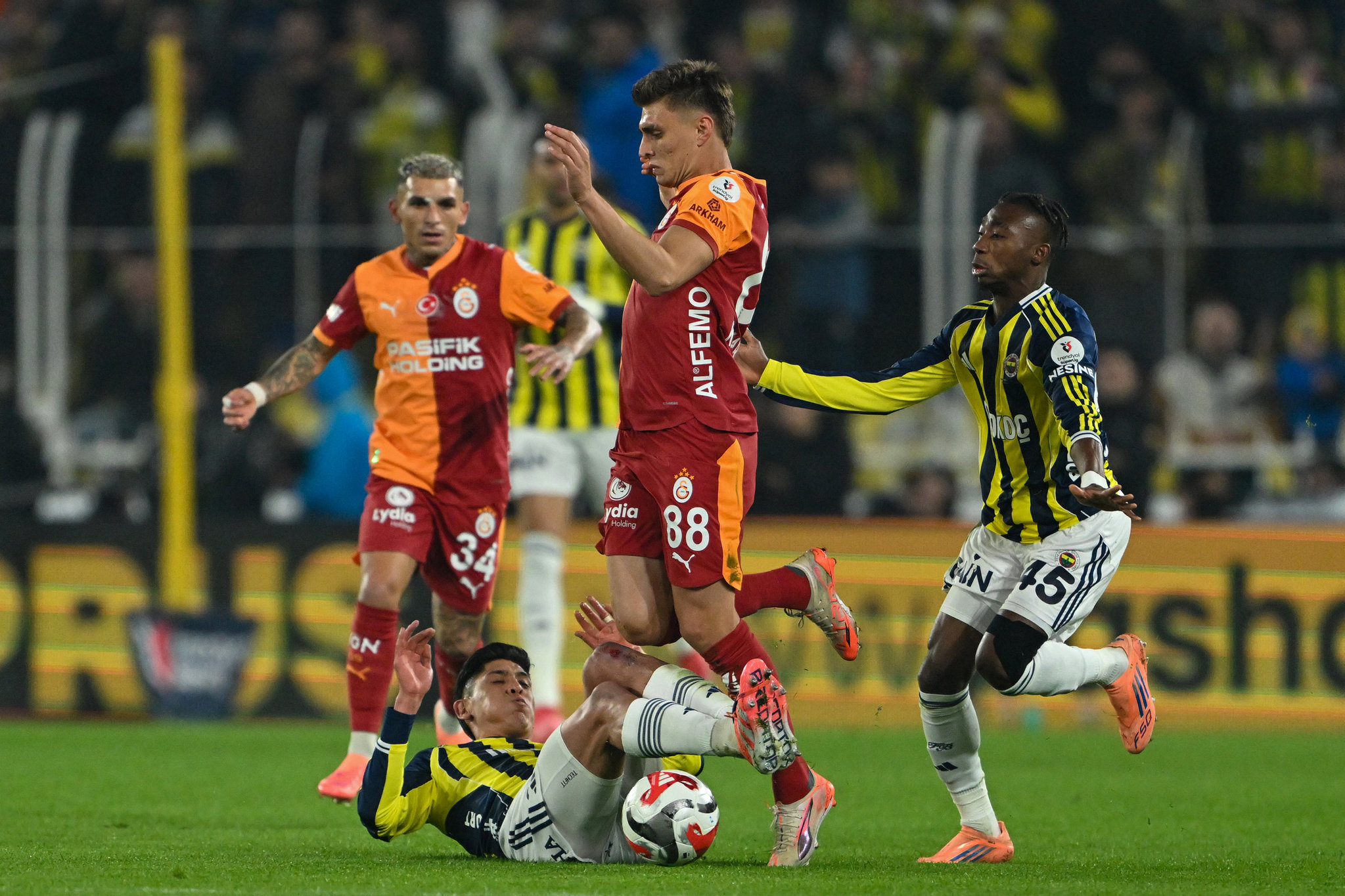 Galatasaray’da flaş transfer gelişmesi! Takımda kalıyor