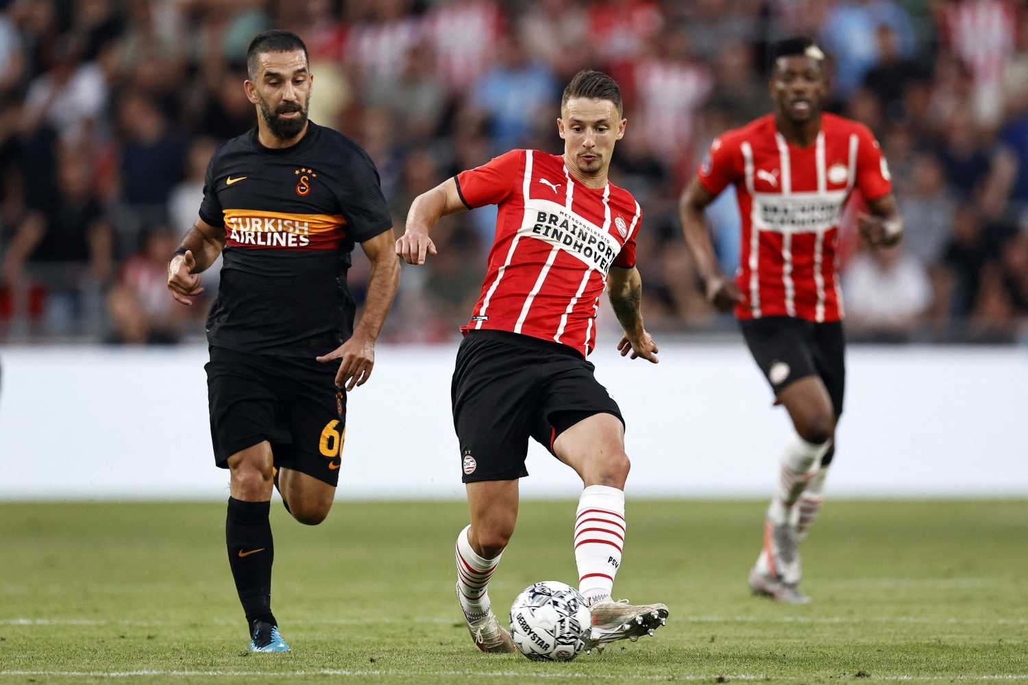 Fenerbahçe’ye transferde flaş teklif!