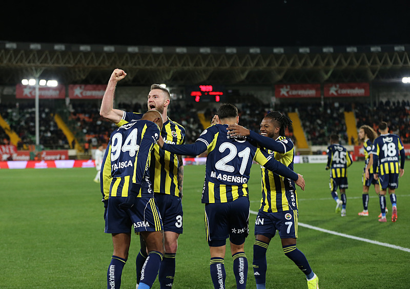 Fenerbahçe’nin yıldızının talipleri artıyor! Ada ekipleri peşinde