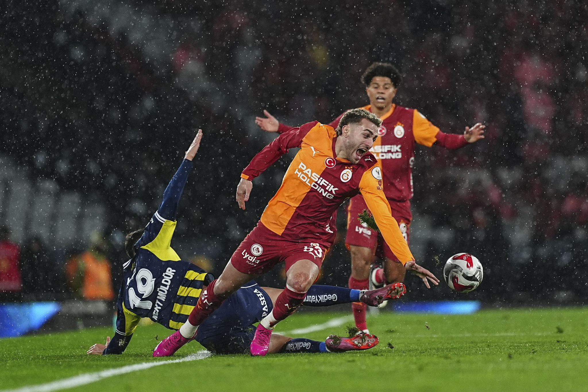 Ajax, Edson Alvarez ve Lucas Torreira ile yakından ilgileniyor!