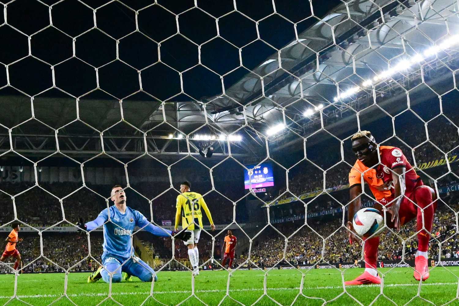 Fenerbahçe’de sıcak gelişme! Eski takımına geri dönüyor