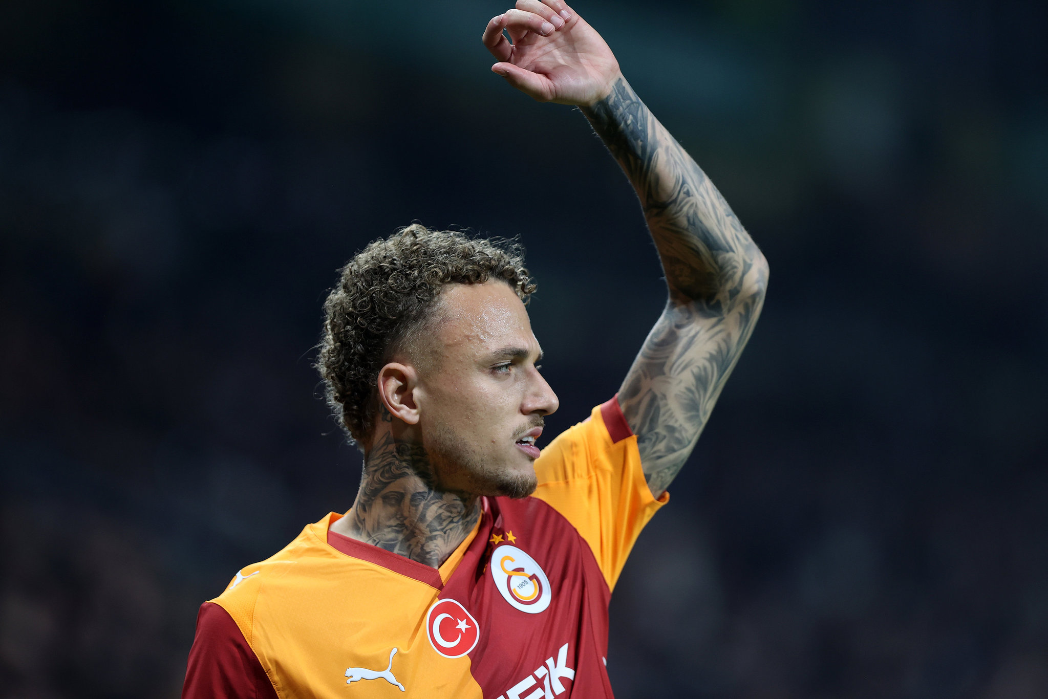 Teknik direktör Okan Buruk yönetimindeki Galatasaray'da yeni sezonun kadro planlaması hız kazandı. Devre arasında Napoli'den kiralanan Noa Lang'ın geleceği ise henüz netleşmiş değil.