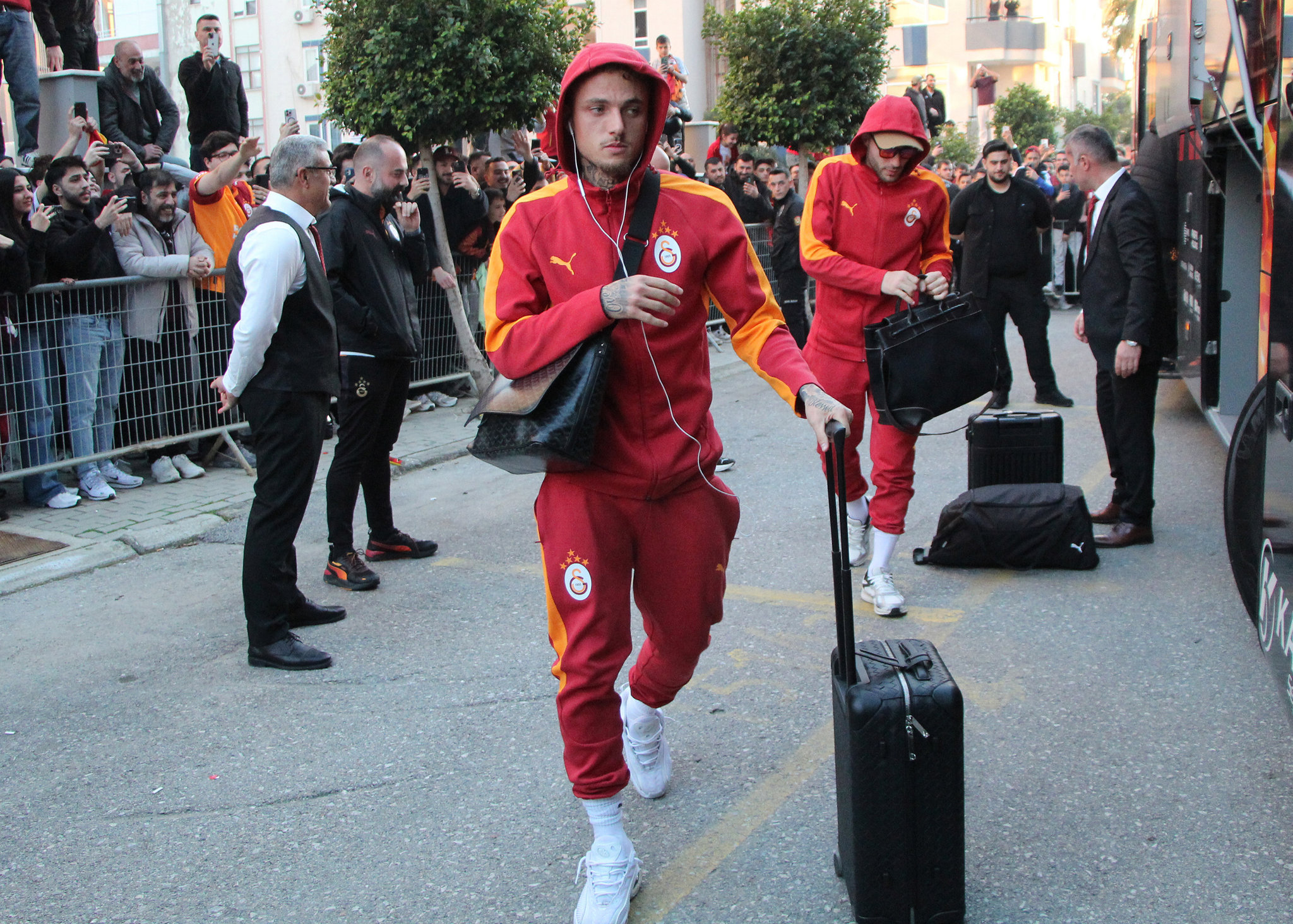 Victor Osimhen görüşmelerinde geri adım atmayan Napoli cephesinin, Lang transferinde indirime zorlanacağı ifade ediliyor.