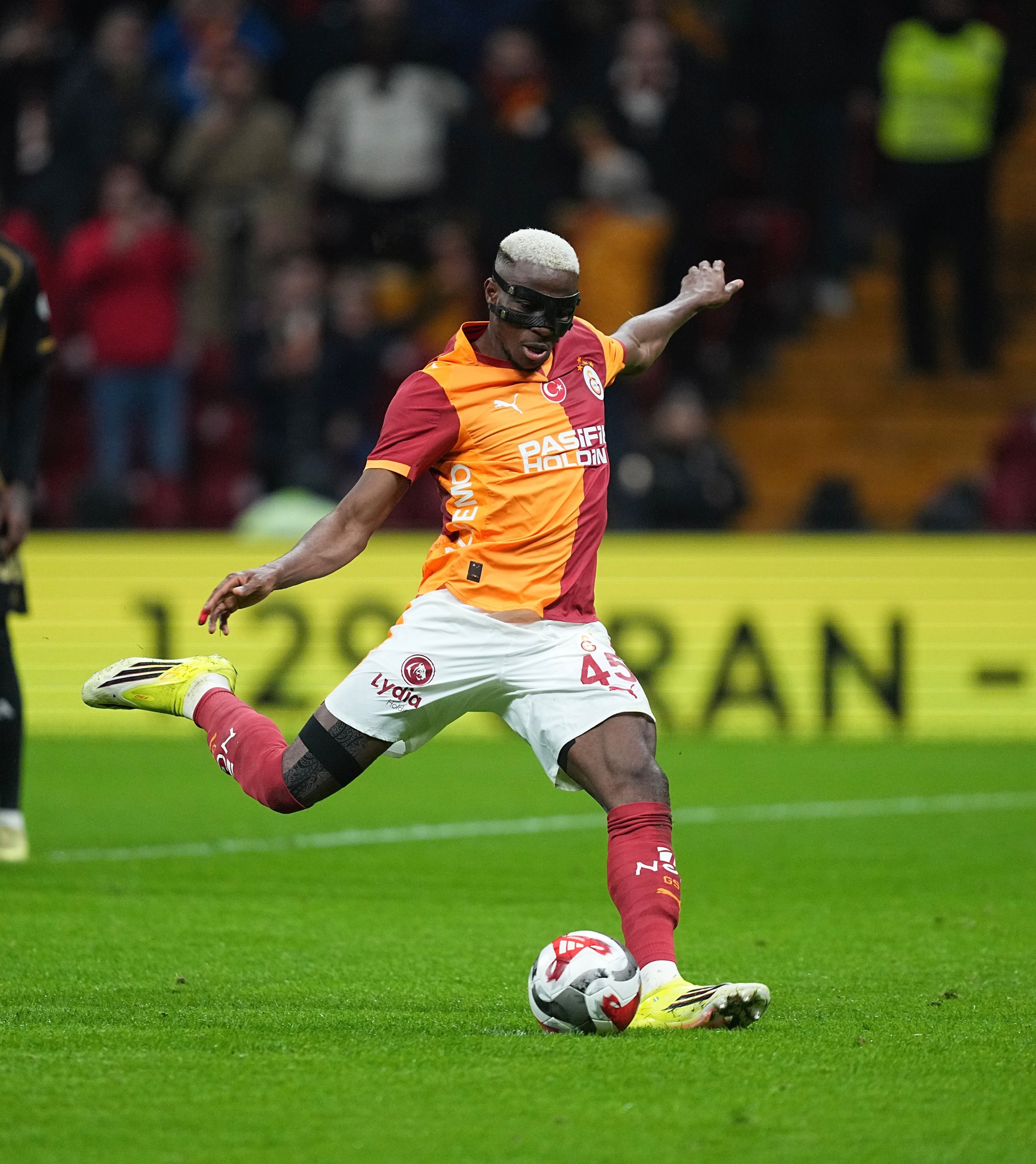 G.SARAY İKİ KATINI İSTİYOR!Ancak Galatasaray ise yıldız oyuncu için ödediği bonservis bedelinin iki katını talep ediyor: 150 milyon euro.