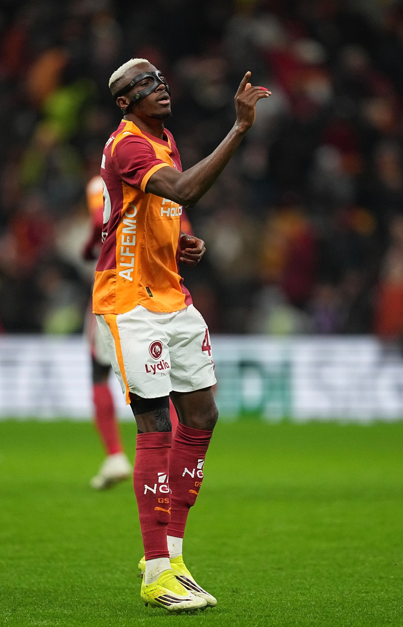 TEKLİF ŞİMDİLİK YETERSİZSarı-kırmızılıların beklentisine karşın PSG'nin düşündüğü 120 milyon euroluk teklif şimdilik yetersiz kalıyor.