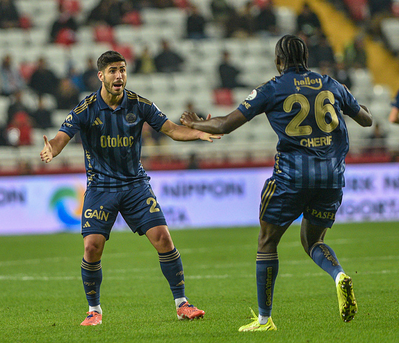 TRANSFER HABERİ: Fenerbahçe ve Galatasaray’dan yeni sezon kapışması!