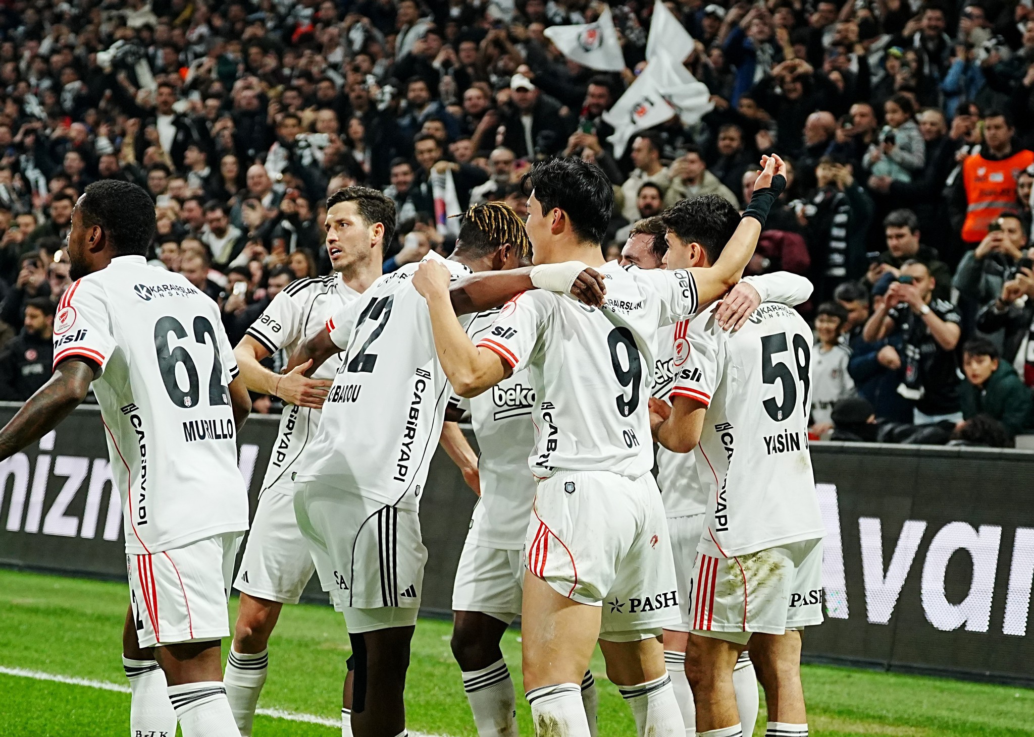 Beşiktaş - Galatasaray derbisini kim kazanır? Yazarlardan çarpıcı yorumlar